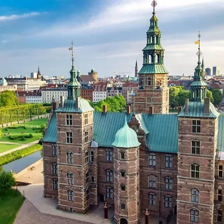 Unique 3 Bedroom In Vibrant Frederiksberg Διαμέρισμα