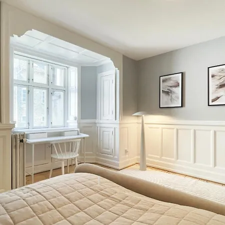 Unique 3 Bedroom In Vibrant Frederiksberg Διαμέρισμα