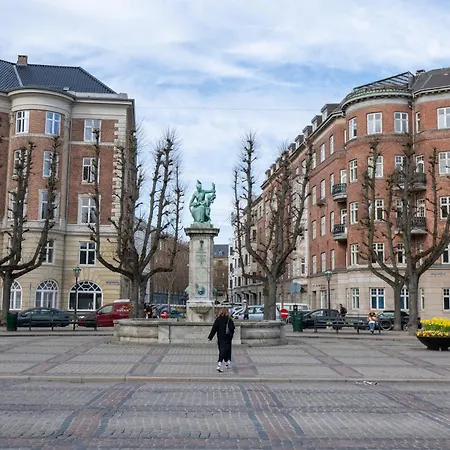 Unique 3 Bedroom In Vibrant Frederiksberg Διαμέρισμα