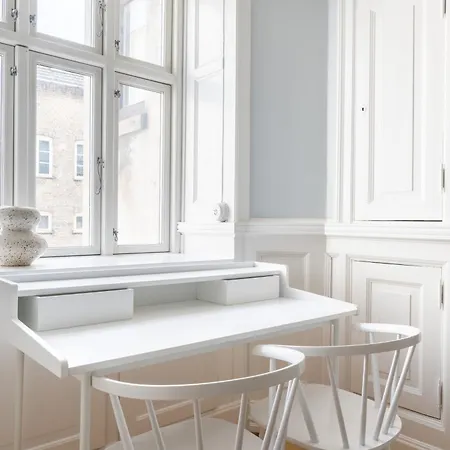 Unique 3 Bedroom In Vibrant Frederiksberg Lejlighed *