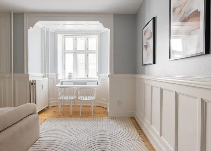 Unique 3 Bedroom In Vibrant Frederiksberg 아파트